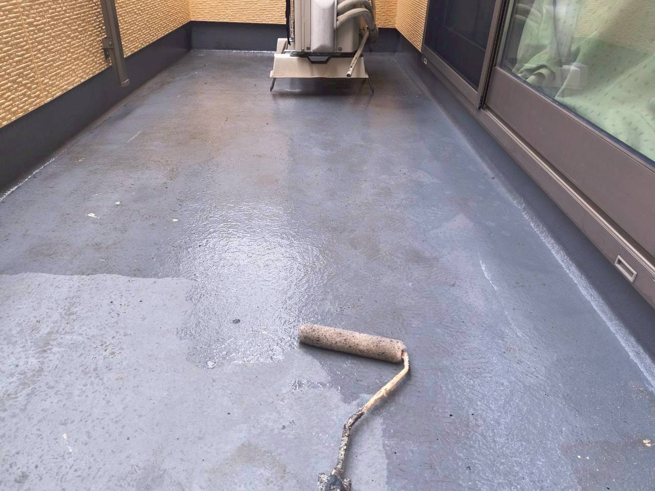 プライマーを塗って下地作りをしているバルコニー床